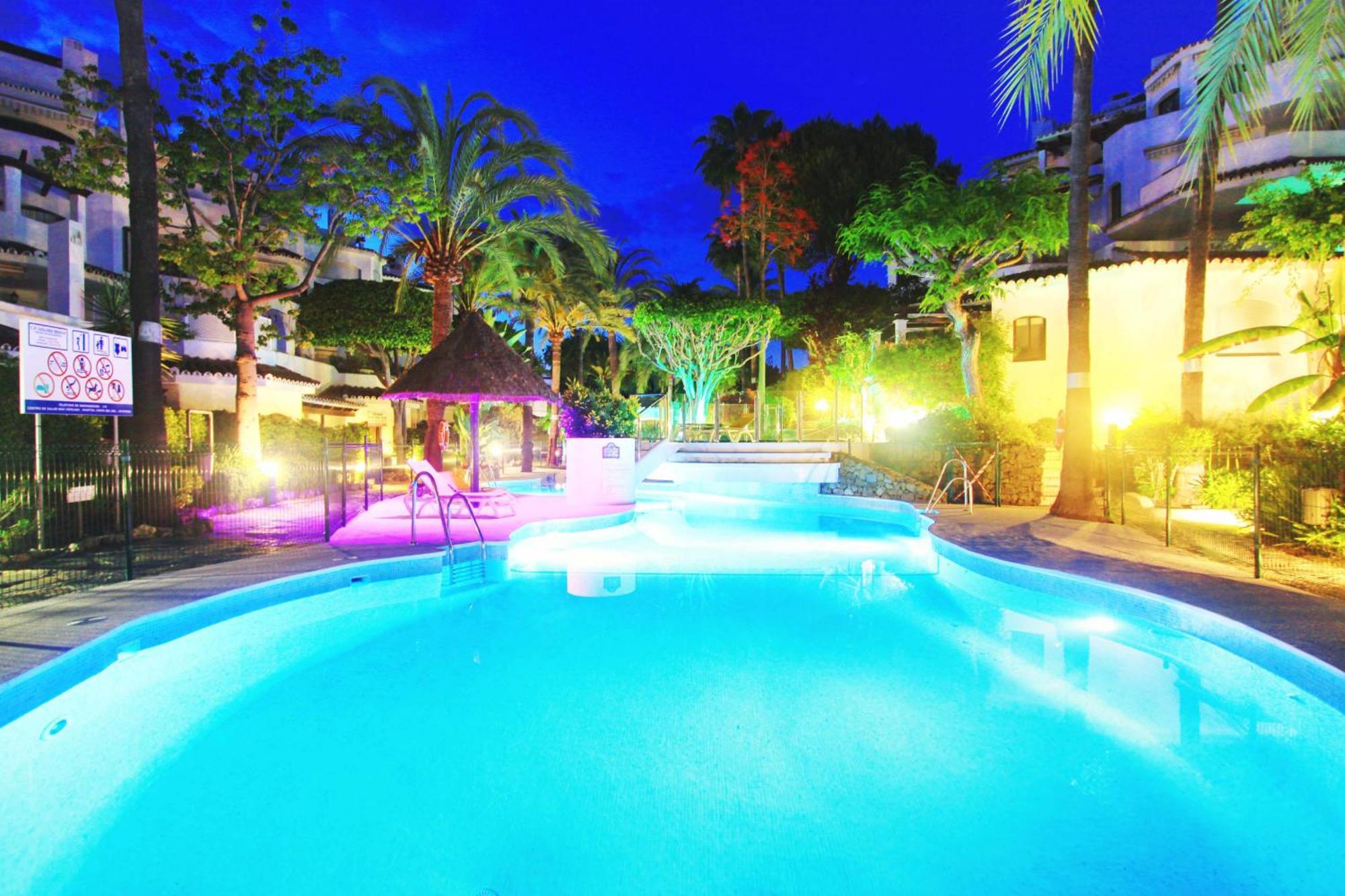 1080 Beachfront Penthouse 3 floors jacuzzi 2 pools wifi roof terrace Marbella Buitenkant foto