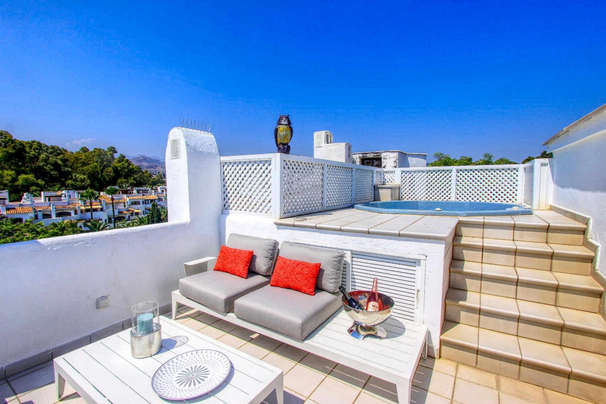 1080 Beachfront Penthouse 3 floors jacuzzi 2 pools wifi roof terrace Marbella Buitenkant foto