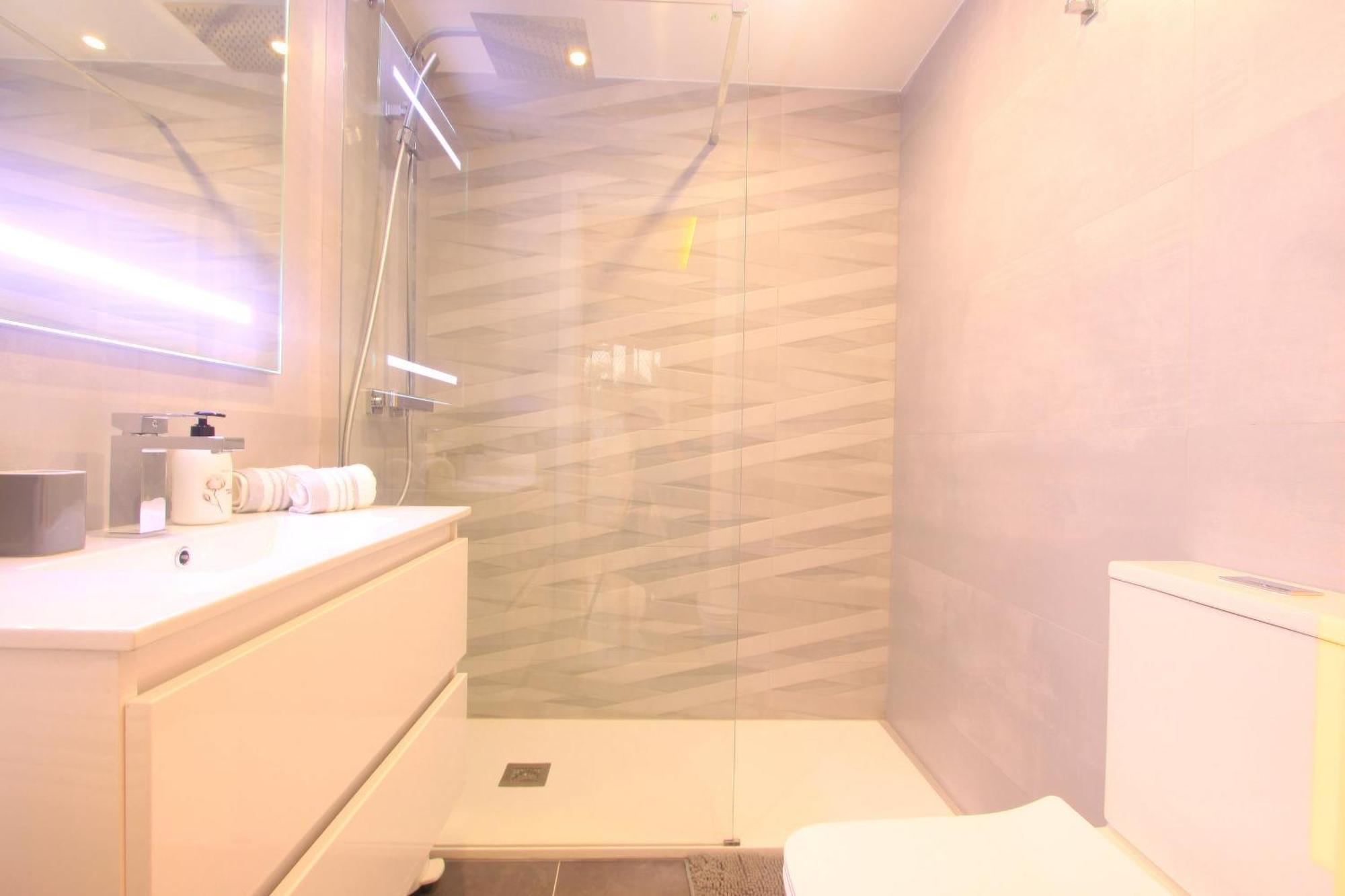1080 Beachfront Penthouse 3 floors jacuzzi 2 pools wifi roof terrace Marbella Buitenkant foto