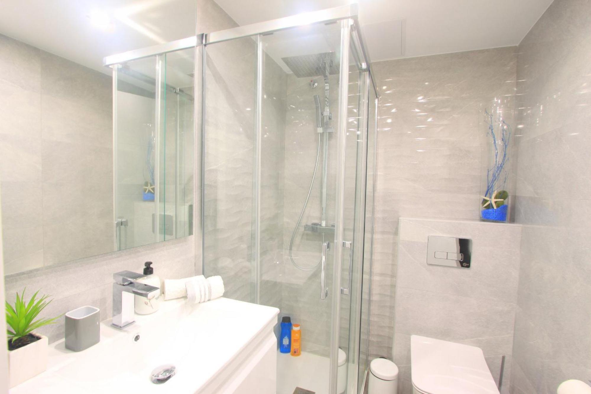 1080 Beachfront Penthouse 3 floors jacuzzi 2 pools wifi roof terrace Marbella Buitenkant foto