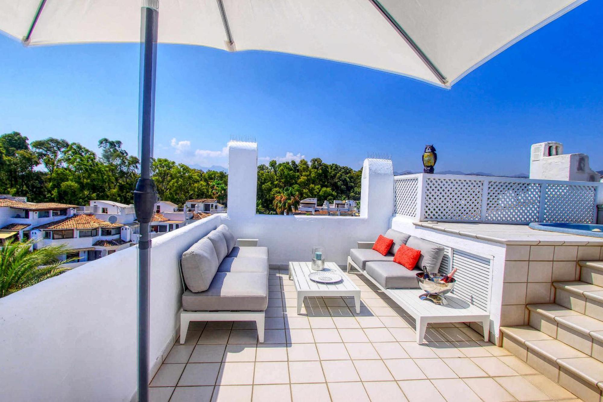 1080 Beachfront Penthouse 3 floors jacuzzi 2 pools wifi roof terrace Marbella Buitenkant foto