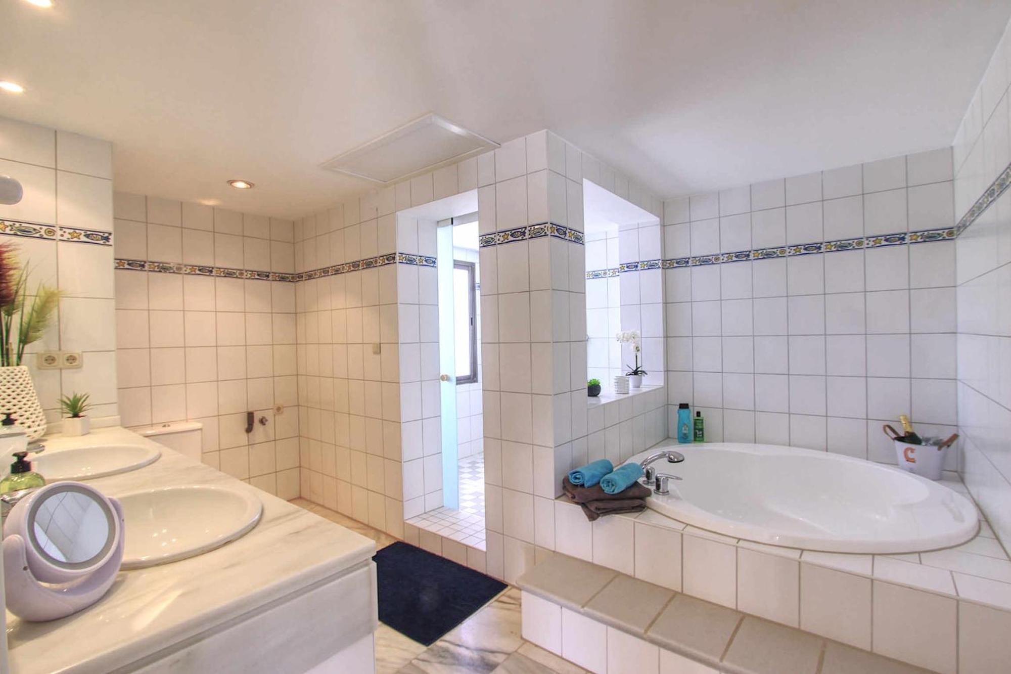 1080 Beachfront Penthouse 3 floors jacuzzi 2 pools wifi roof terrace Marbella Buitenkant foto