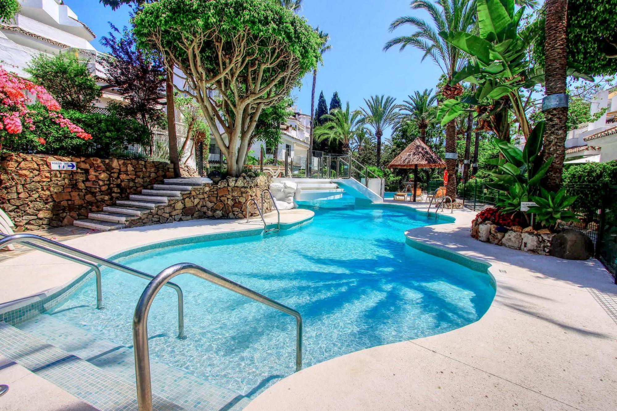 1080 Beachfront Penthouse 3 floors jacuzzi 2 pools wifi roof terrace Marbella Buitenkant foto
