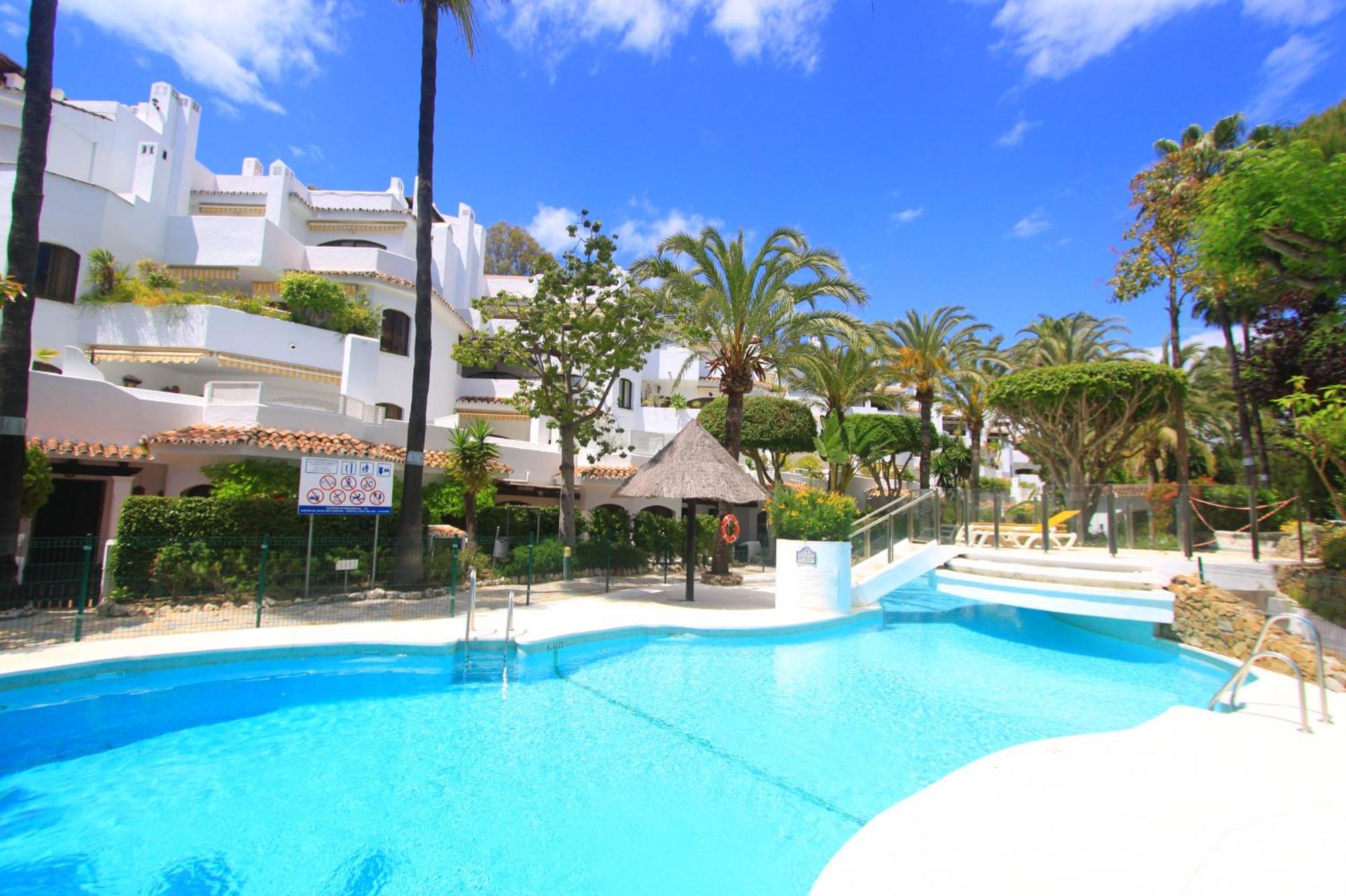 1080 Beachfront Penthouse 3 floors jacuzzi 2 pools wifi roof terrace Marbella Buitenkant foto